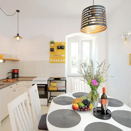 Historic Stone On The Seafront With King Beds And Garden Apartment