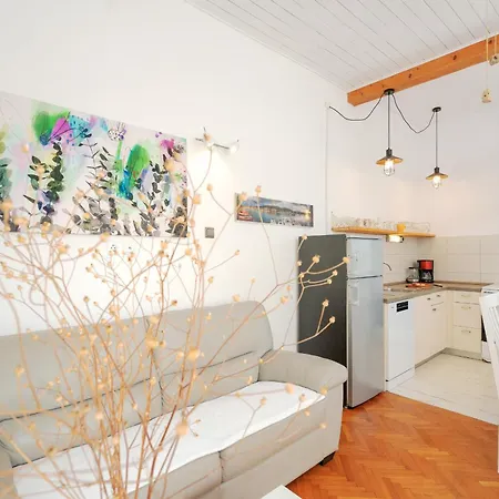 Historic Stone On The Seafront With King Beds And Garden Apartment Stari Grad (Hvar)
