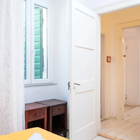 Apartment Historic Stone On The Seafront With King Beds And Garden Stari Grad (Hvar)