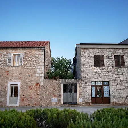 Apartment Historic Stone On The Seafront With King Beds And Garden