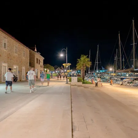 Historic Stone On The Seafront With King Beds And Garden Stari Grad (Hvar)