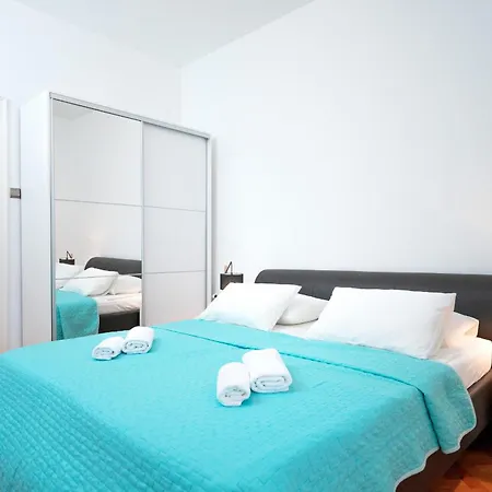 Apartment Historic Stone On The Seafront With King Beds And Garden