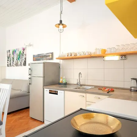Historic Stone On The Seafront With King Beds And Garden * Stari Grad (Hvar)