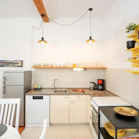 Apartment Historic Stone On The Seafront With King Beds And Garden *