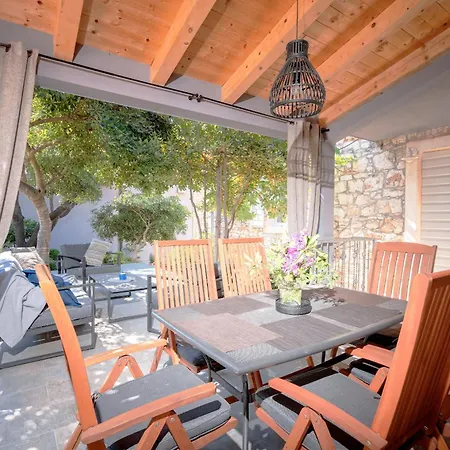 Historic Stone On The Seafront With King Beds And Garden * Stari Grad (Hvar)