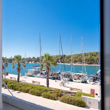 Historic Stone On The Seafront With King Beds And Garden Apartment