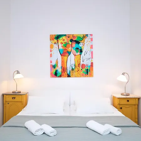 Apartment Historic Stone On The Seafront With King Beds And Garden *
