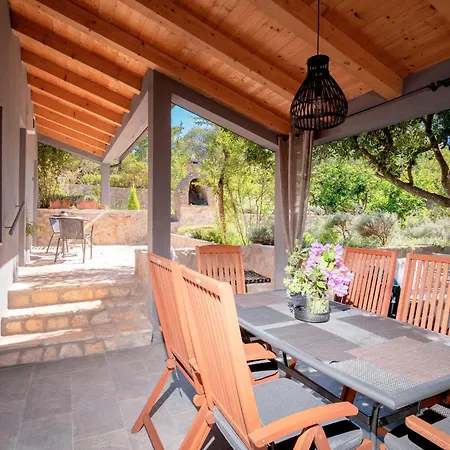 Historic Stone On The Seafront With King Beds And Garden * Stari Grad (Hvar)