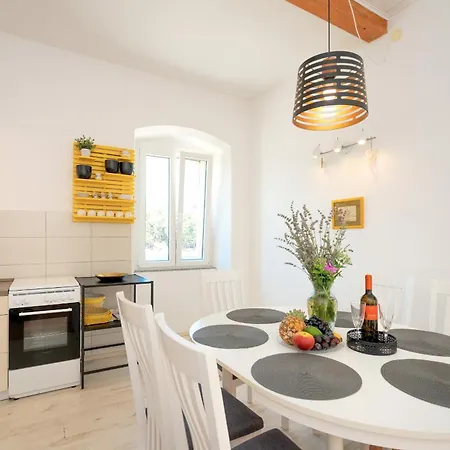 Apartment Historic Stone On The Seafront With King Beds And Garden Stari Grad (Hvar)