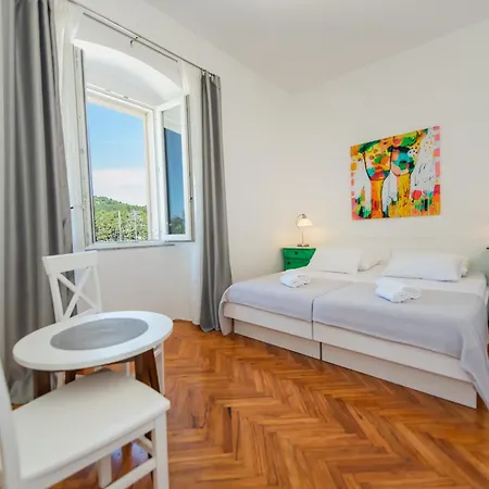 Διαμέρισμα Historic Stone With King Beds & Garden
