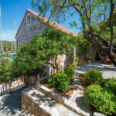 Διαμέρισμα Historic Stone With King Beds & Garden *