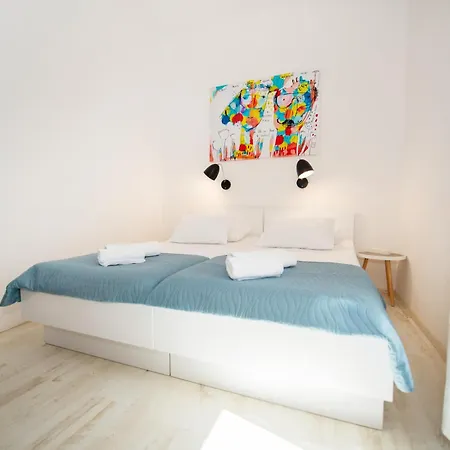 Historic Stone With King Beds & Garden Διαμέρισμα