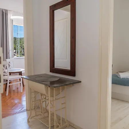 Historic Stone With King Beds & Garden *