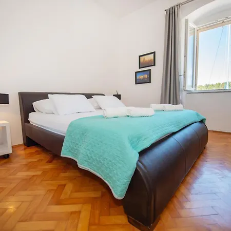 Historic Stone With King Beds & Garden *