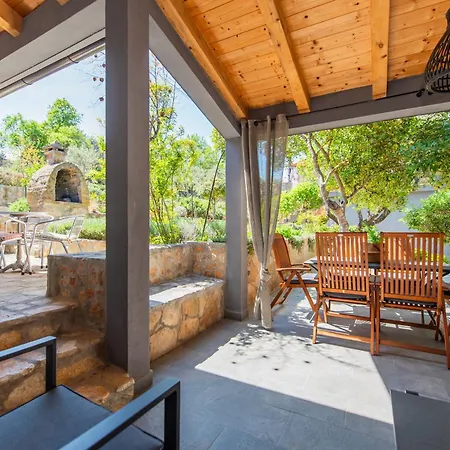 Διαμέρισμα Historic Stone With King Beds & Garden *