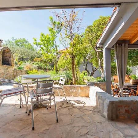 Historic Stone With King Beds & Garden *